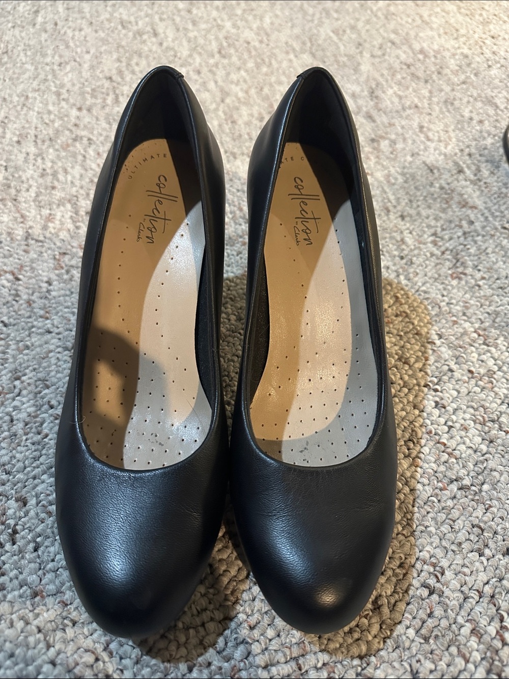 Clark’s Collection B Black Round-Toe Leather Pumps